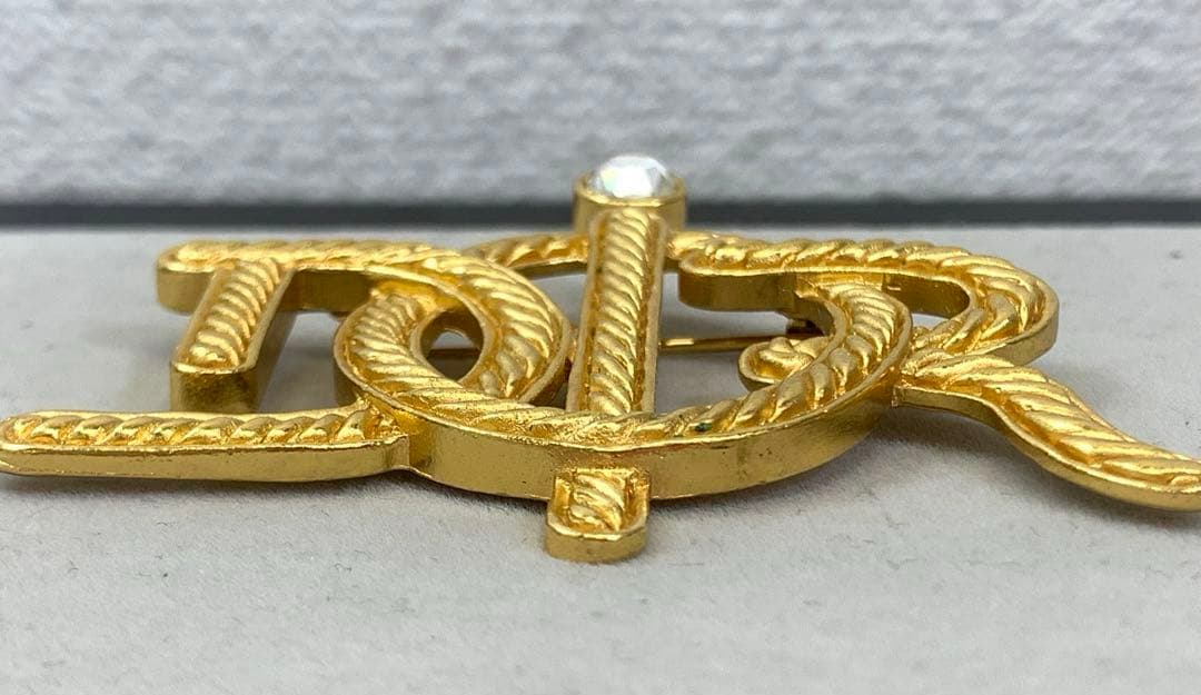 DIOR ディオール ブローチ ストーン アクセサリー ロゴ エンブレム