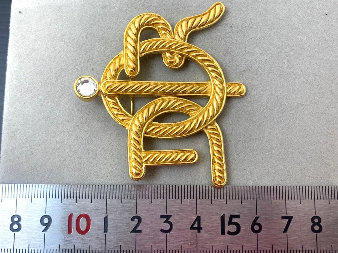 DIOR ディオール ブローチ ストーン アクセサリー ロゴ エンブレム