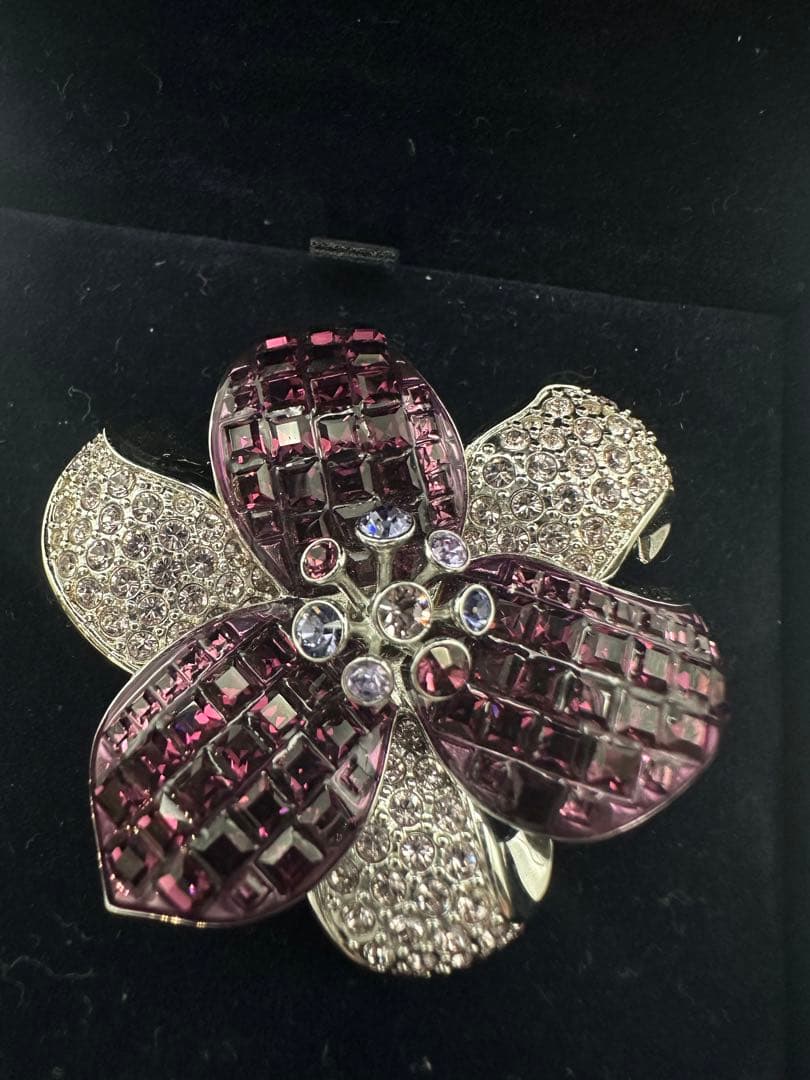 【美品】Swarovski 花形ブローチ 紫金