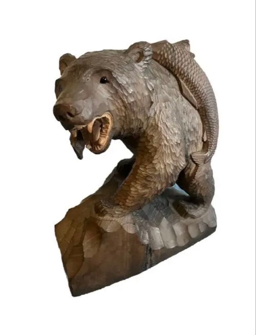 木製クマと魚の彫刻