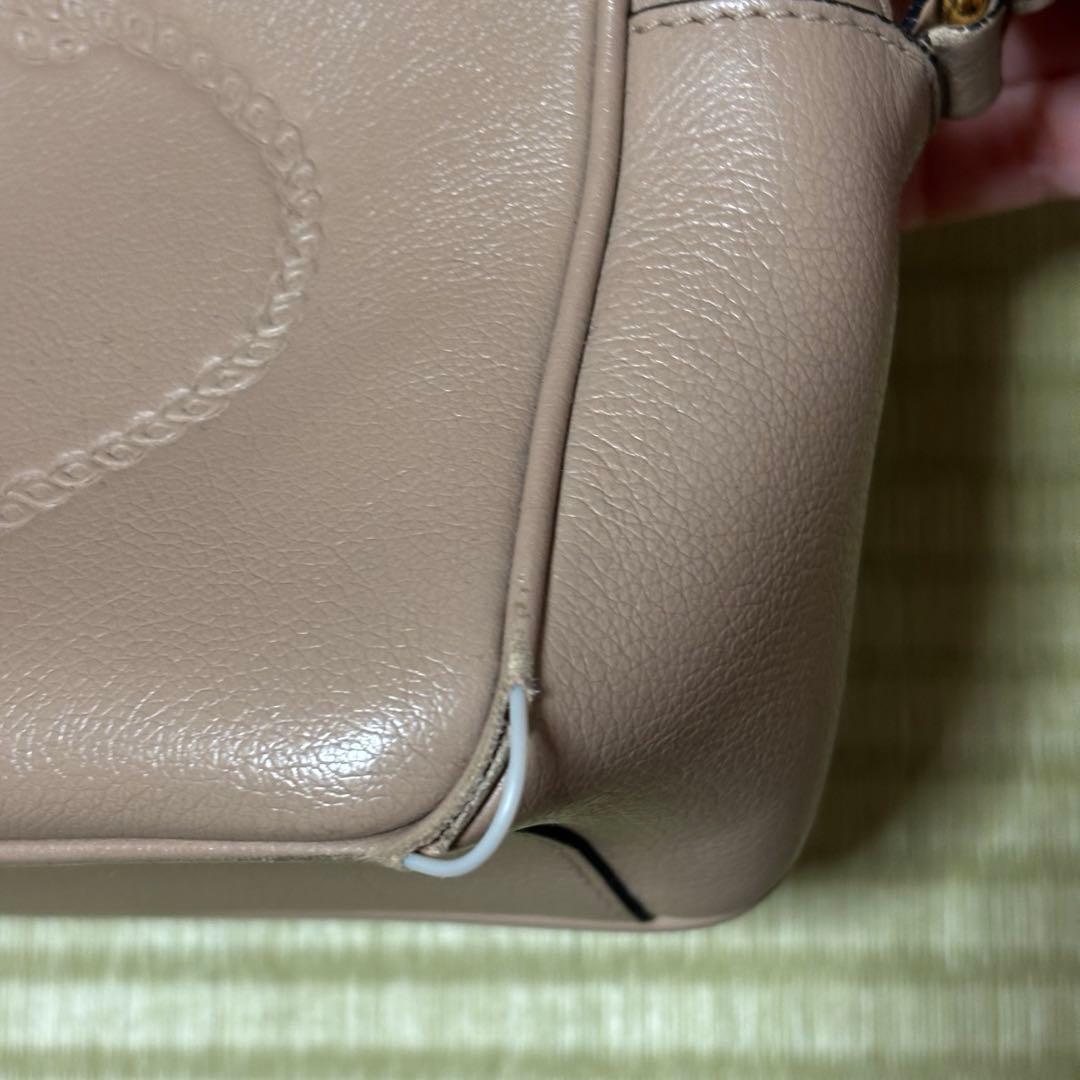 プラダ　三角ロゴ　エンボスロゴ　ベージュ　ショルダーバッグ