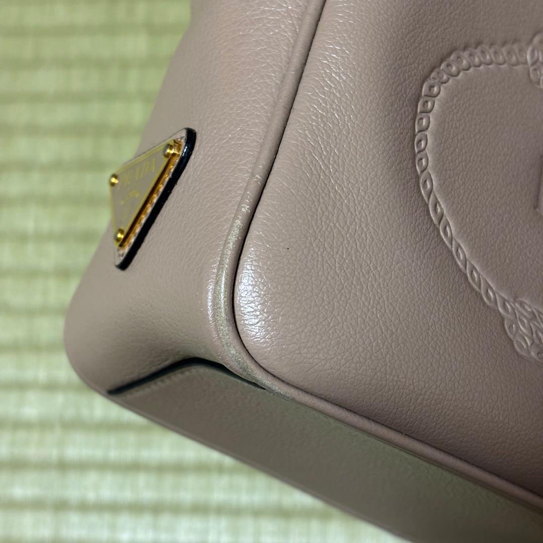 プラダ　三角ロゴ　エンボスロゴ　ベージュ　ショルダーバッグ