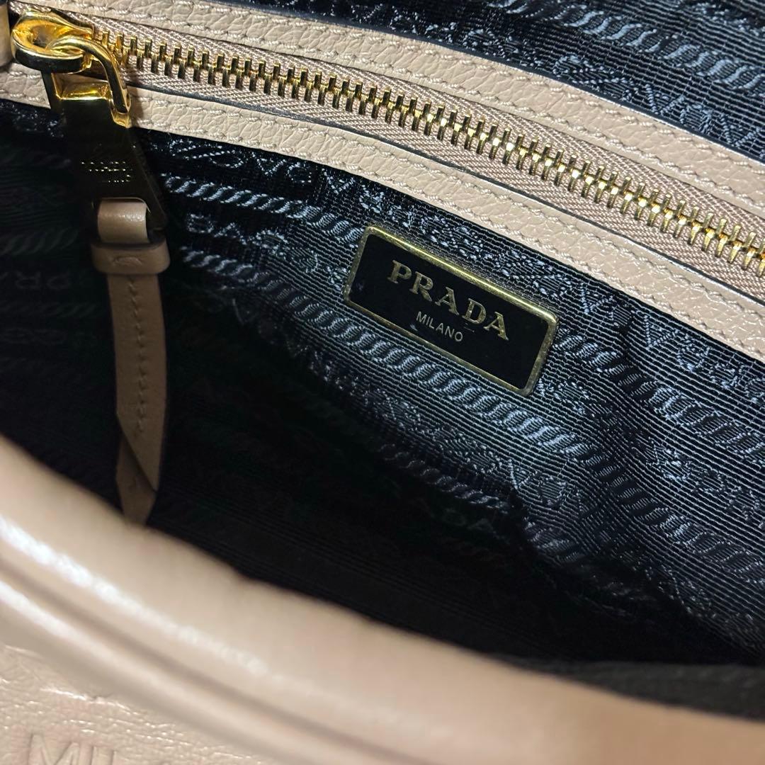 プラダ　三角ロゴ　エンボスロゴ　ベージュ　ショルダーバッグ