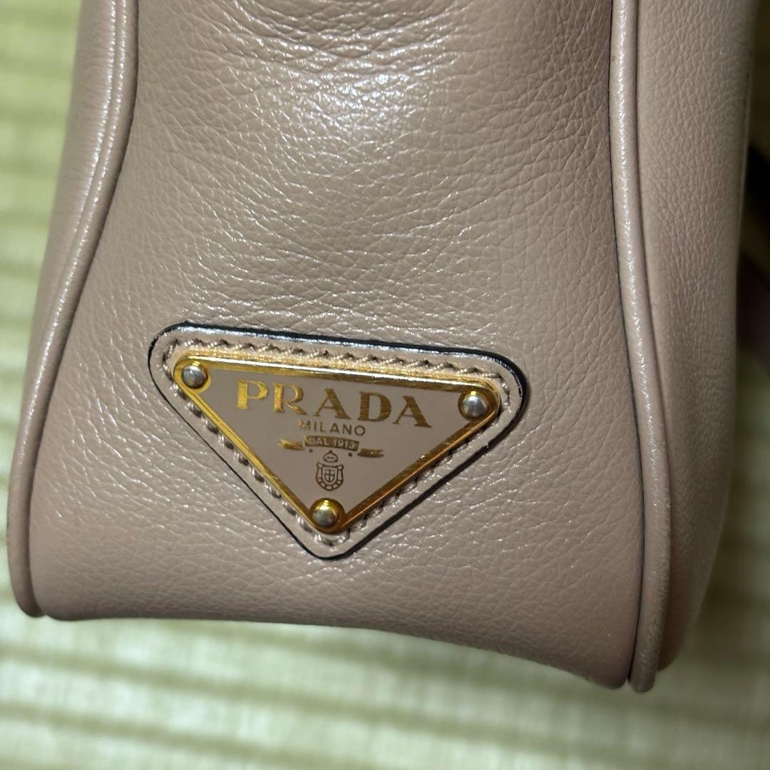 プラダ　三角ロゴ　エンボスロゴ　ベージュ　ショルダーバッグ
