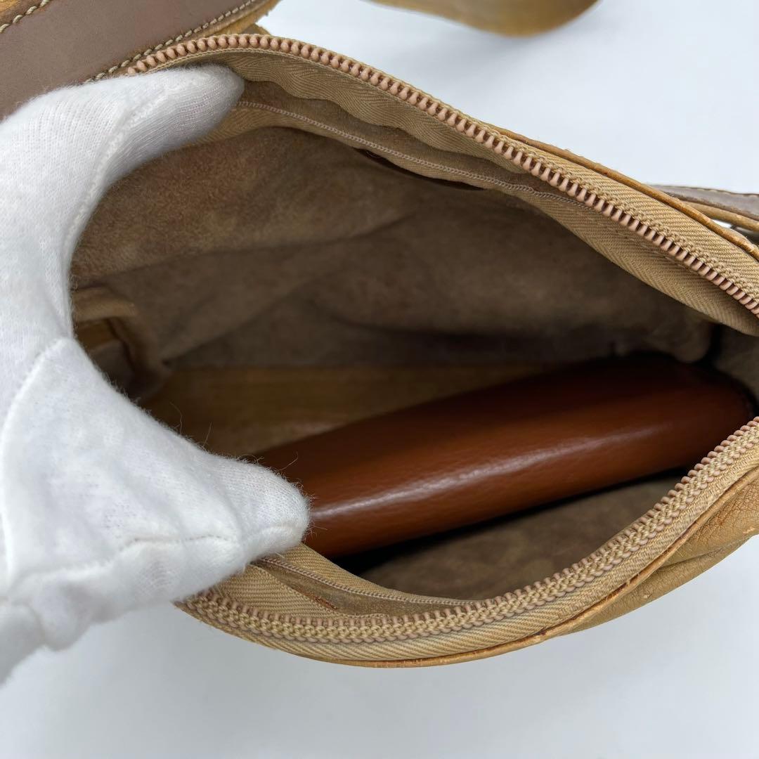 LOEWE ショルダーバッグ ポシェット 斜めがけ アナグラム ロゴ型押し 本革