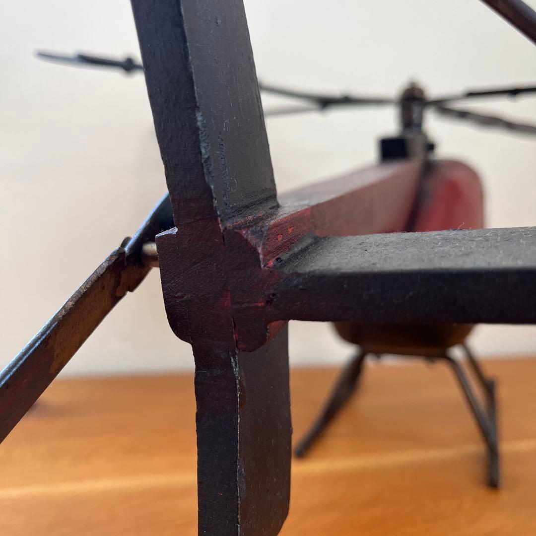 大きな古いブリキのヘリコプター