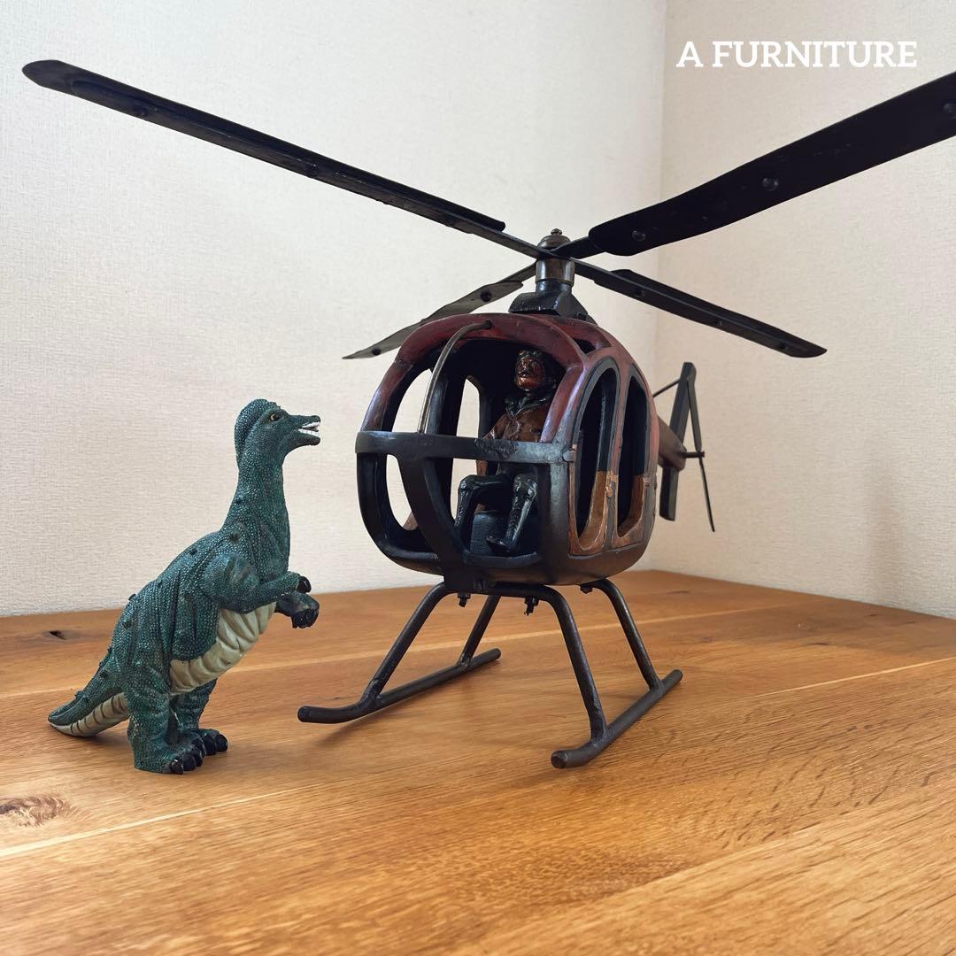 大きな古いブリキのヘリコプター
