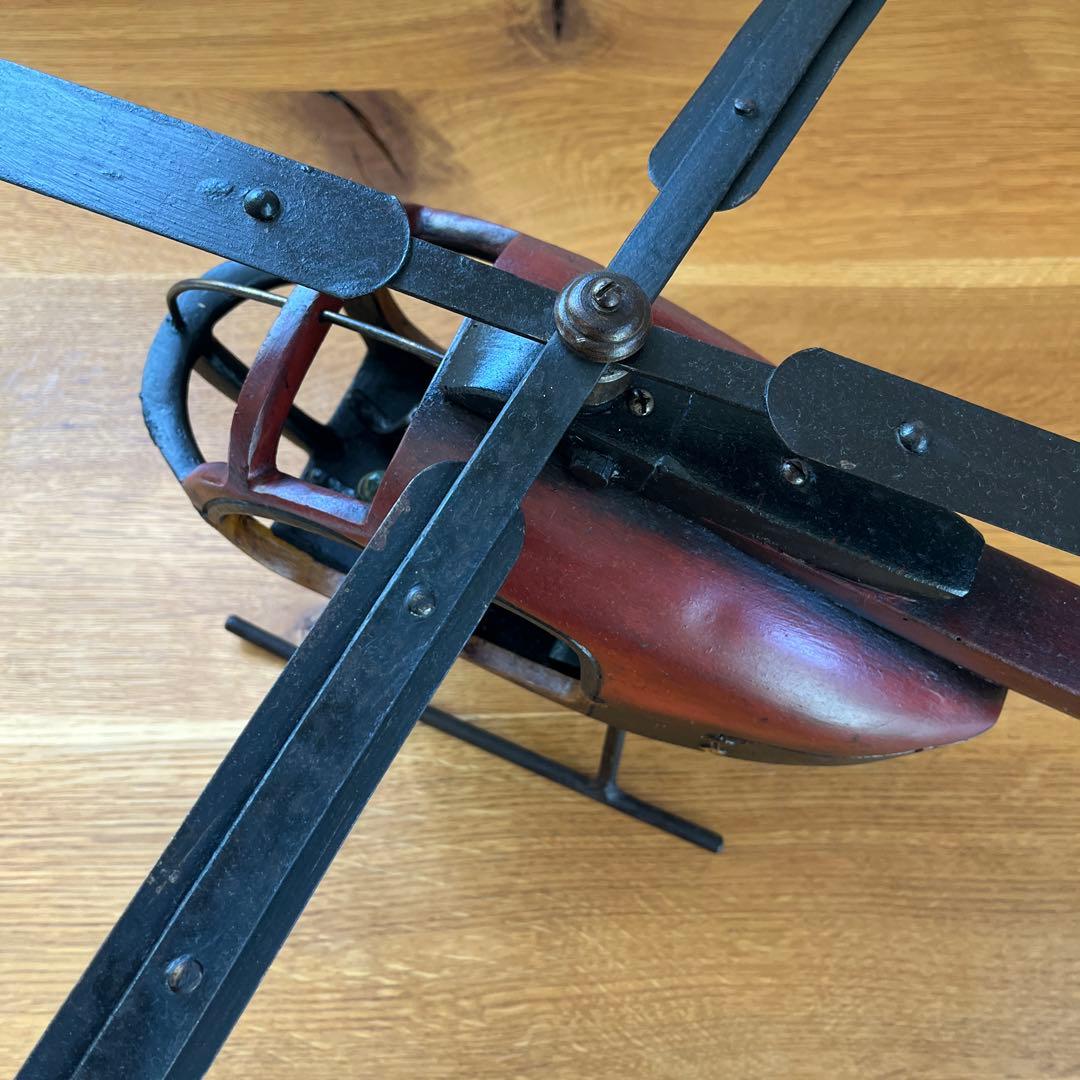 大きな古いブリキのヘリコプター