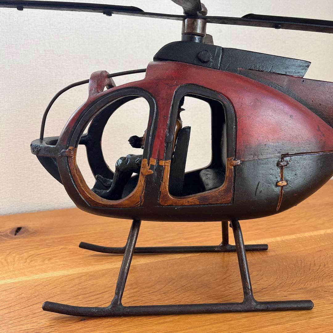 大きな古いブリキのヘリコプター