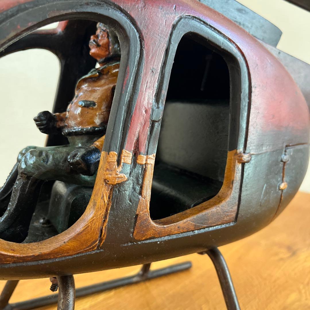 大きな古いブリキのヘリコプター