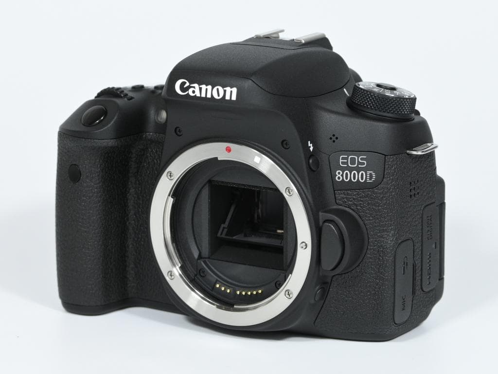 【ほぼ新品】 Canon EOS 8000D ダブルズームキット《SC数279》