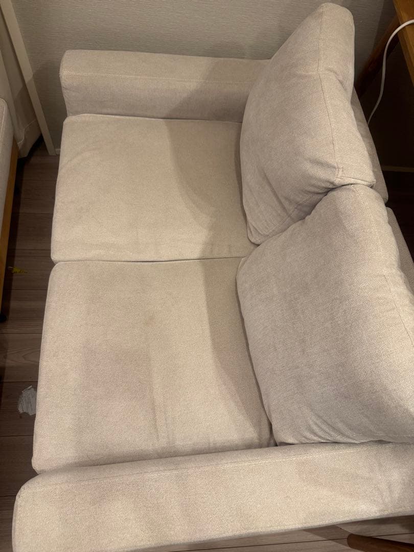 ベージュのファブリックソファとテーブル