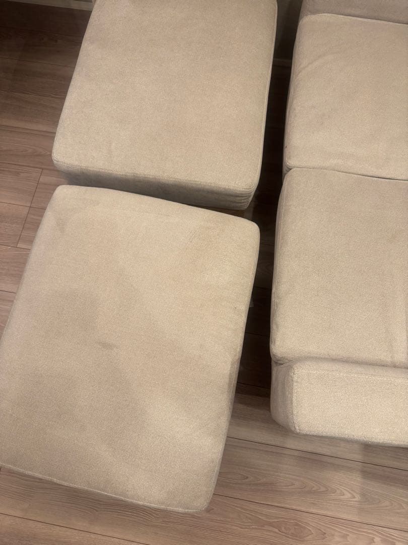 ベージュのファブリックソファとテーブル