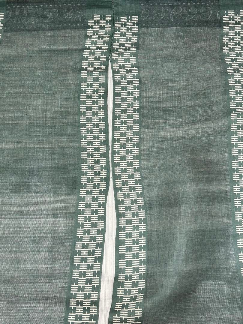 紋様柄の緑の暖簾