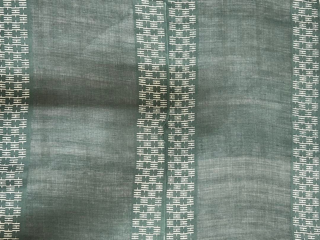 紋様柄の緑の暖簾