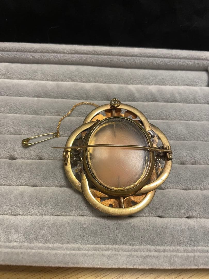 出品終了‼️アンティーク　ピンチペック枠　金色　神話柄バッカス　ブローチ　現状