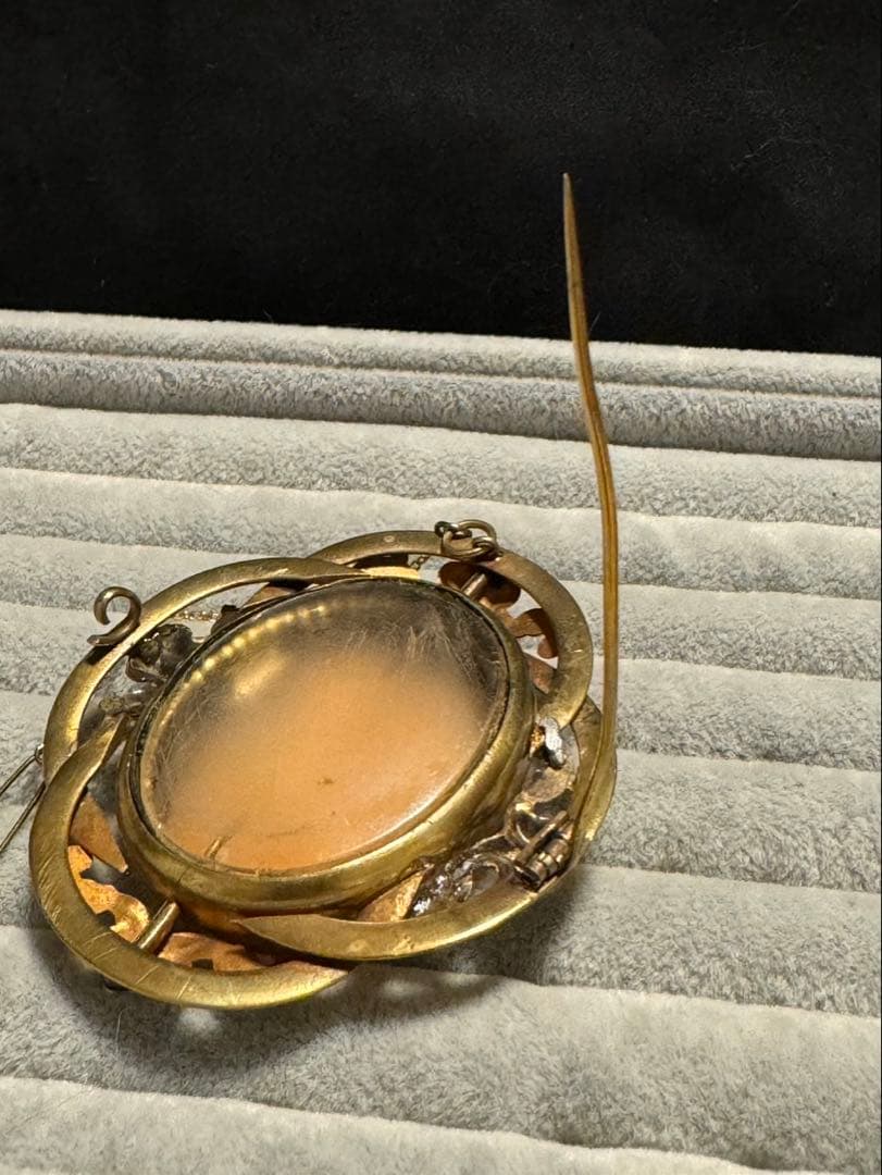 出品終了‼️アンティーク　ピンチペック枠　金色　神話柄バッカス　ブローチ　現状