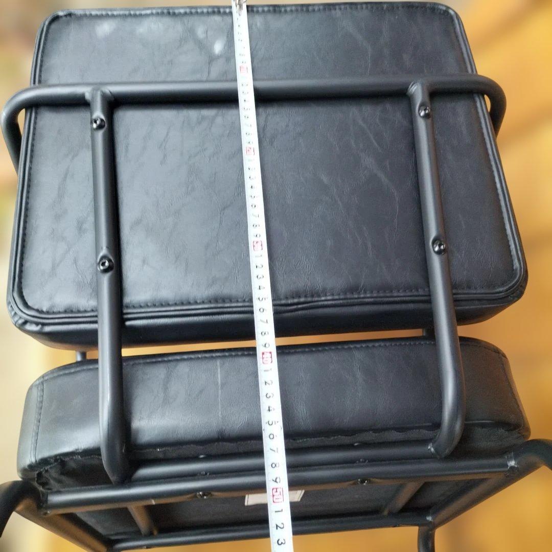 シンプルな黒の1人掛けソファ