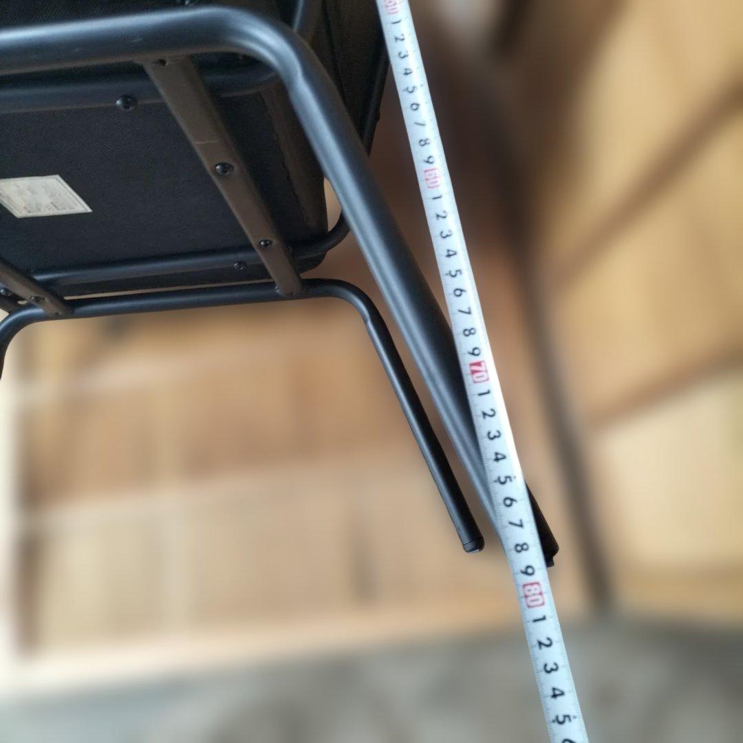 シンプルな黒の1人掛けソファ