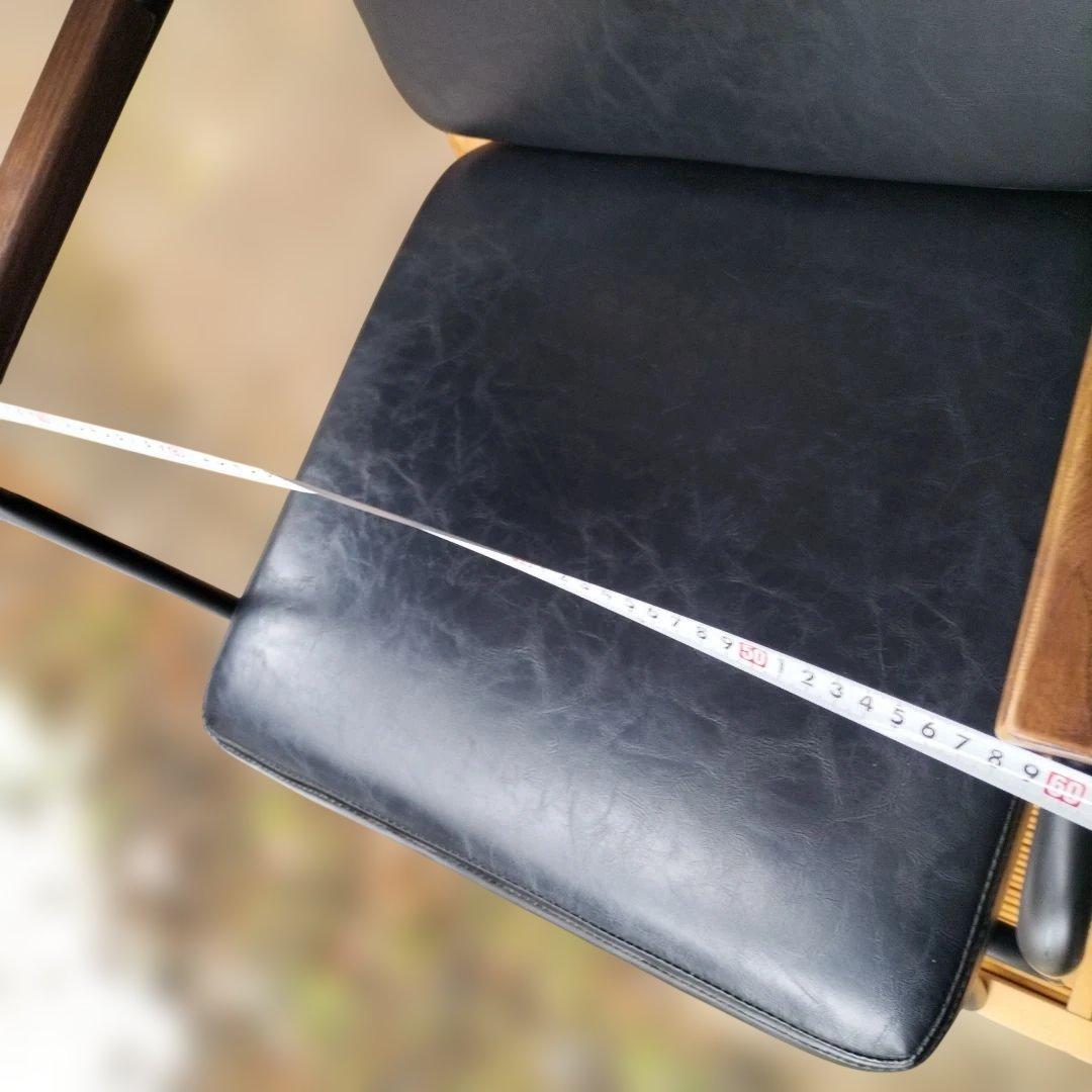 シンプルな黒の1人掛けソファ