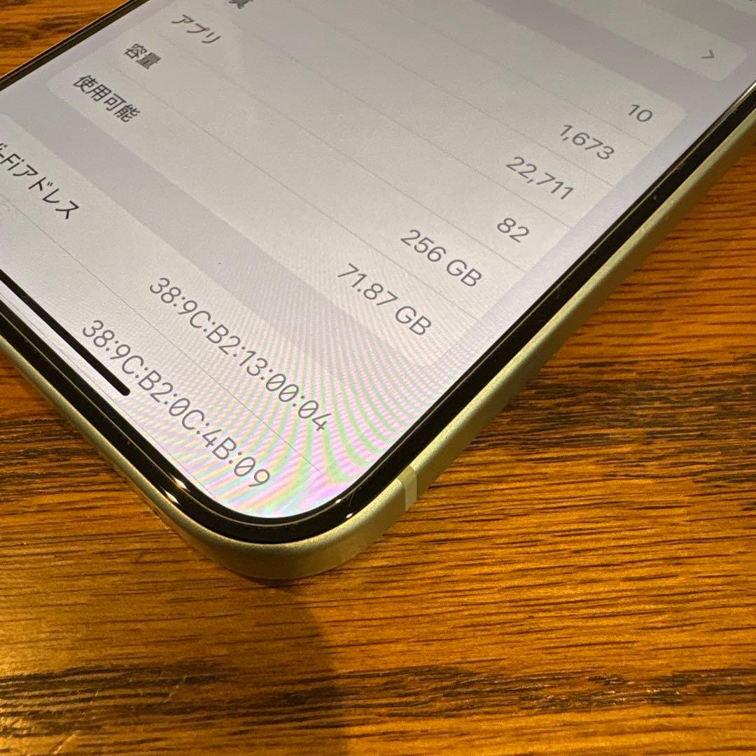 Apple iPhone 15 256GB グリーン　背面割れ
