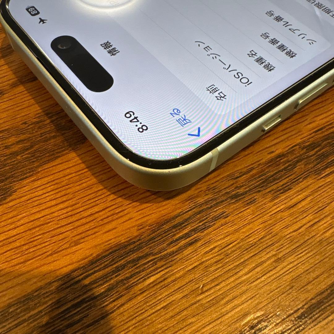 Apple iPhone 15 256GB グリーン　背面割れ