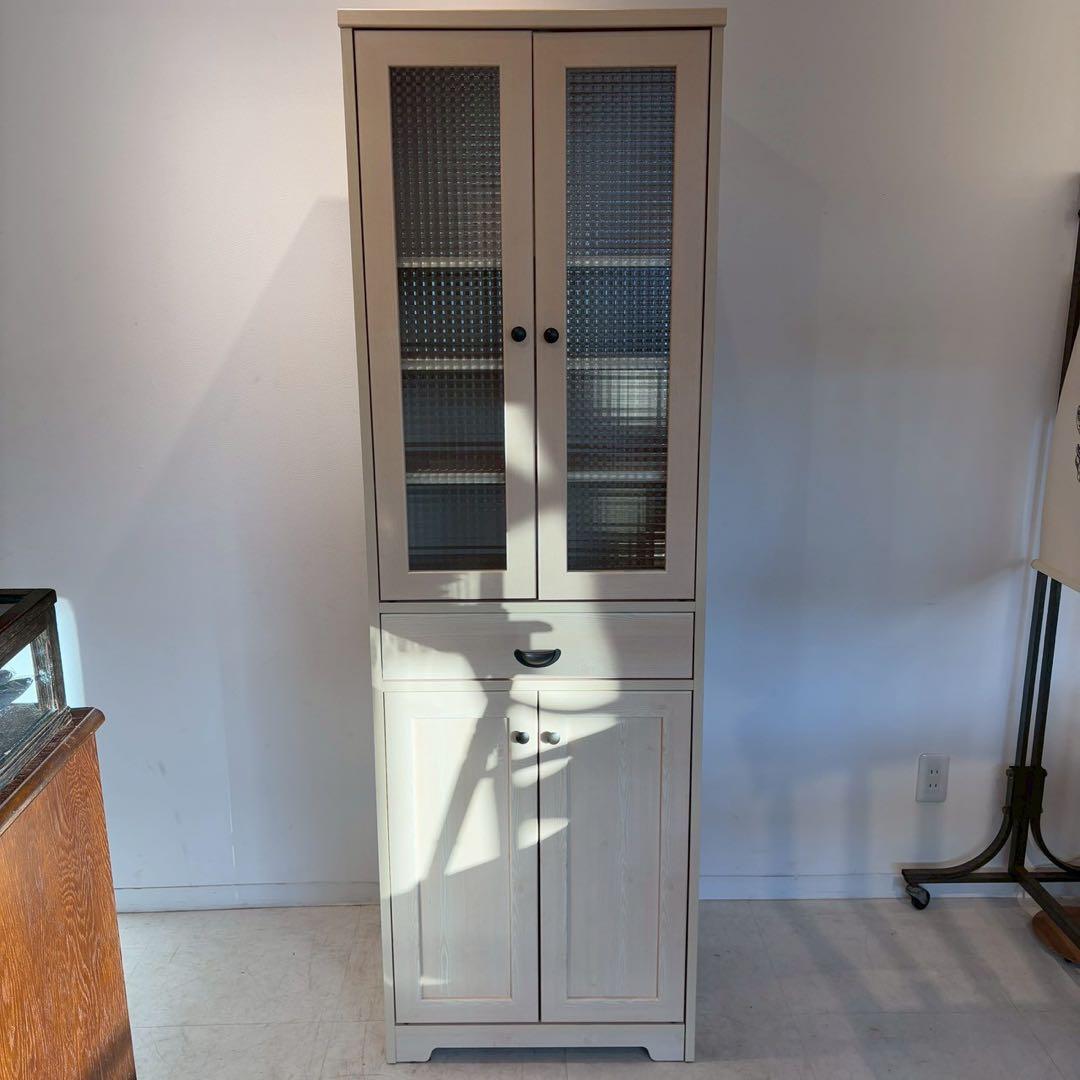 食器棚　白　上の扉磁石ないです。