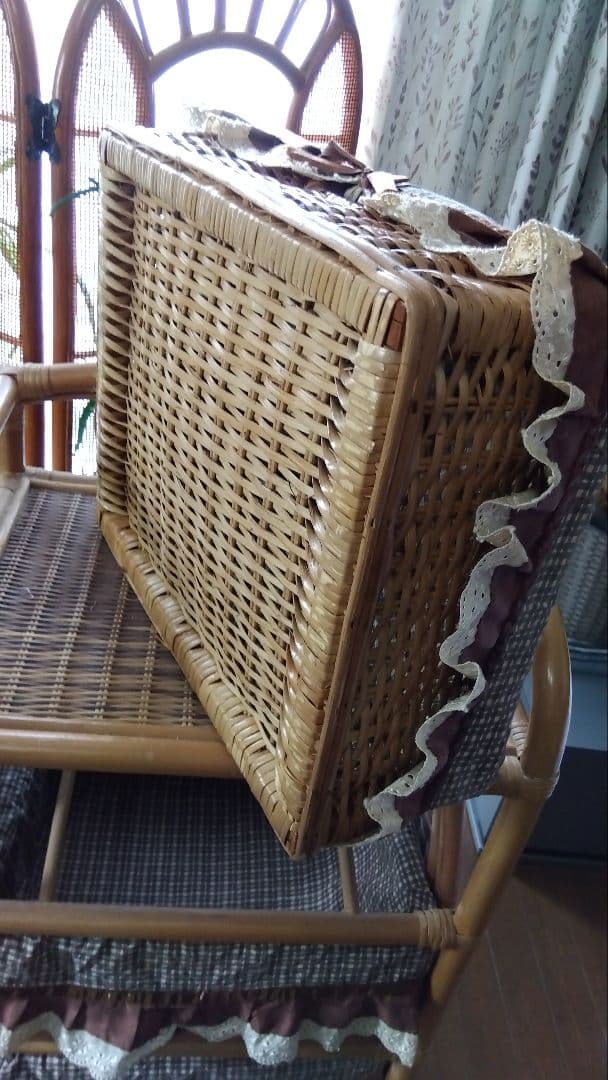 ラタンのチェストコロコロとカバー付き