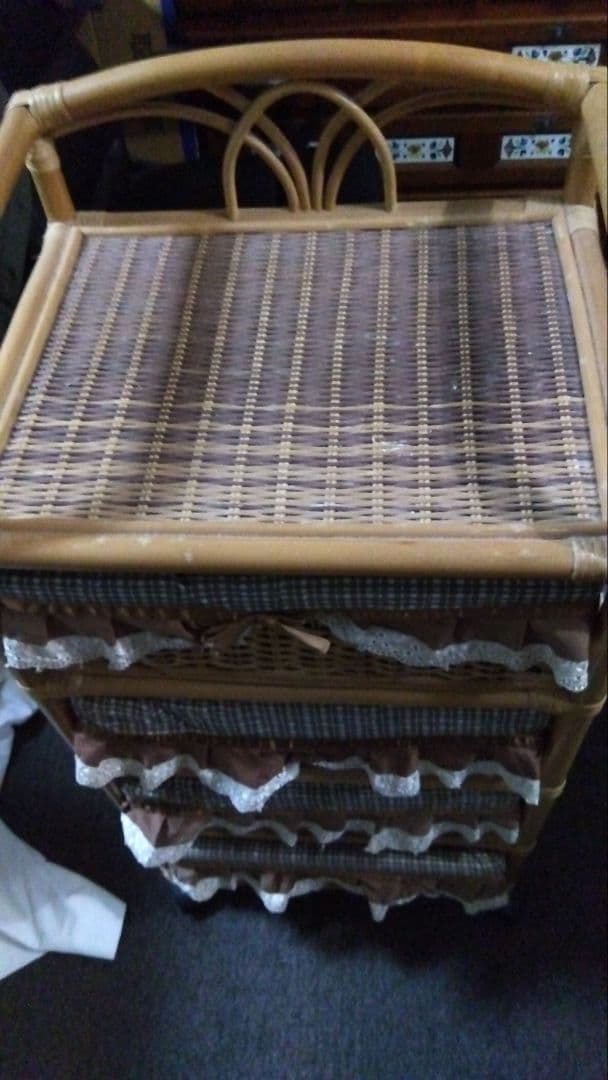 ラタンのチェストコロコロとカバー付き