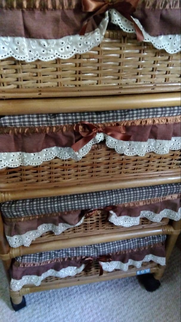 ラタンのチェストコロコロとカバー付き