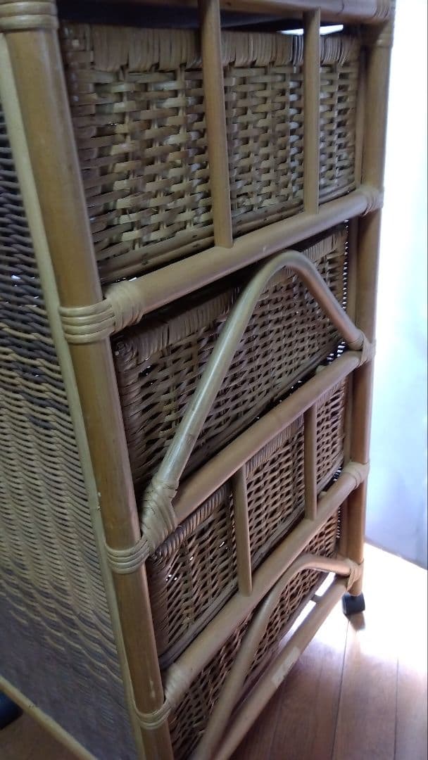 ラタンのチェストコロコロとカバー付き