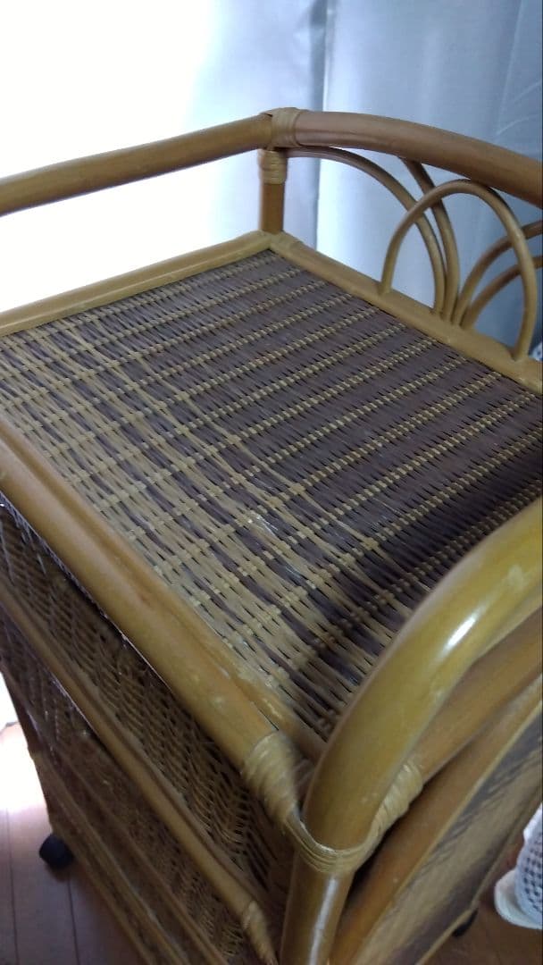 ラタンのチェストコロコロとカバー付き