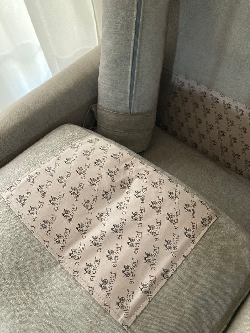 eilersenグレーのファブリックアームチェア