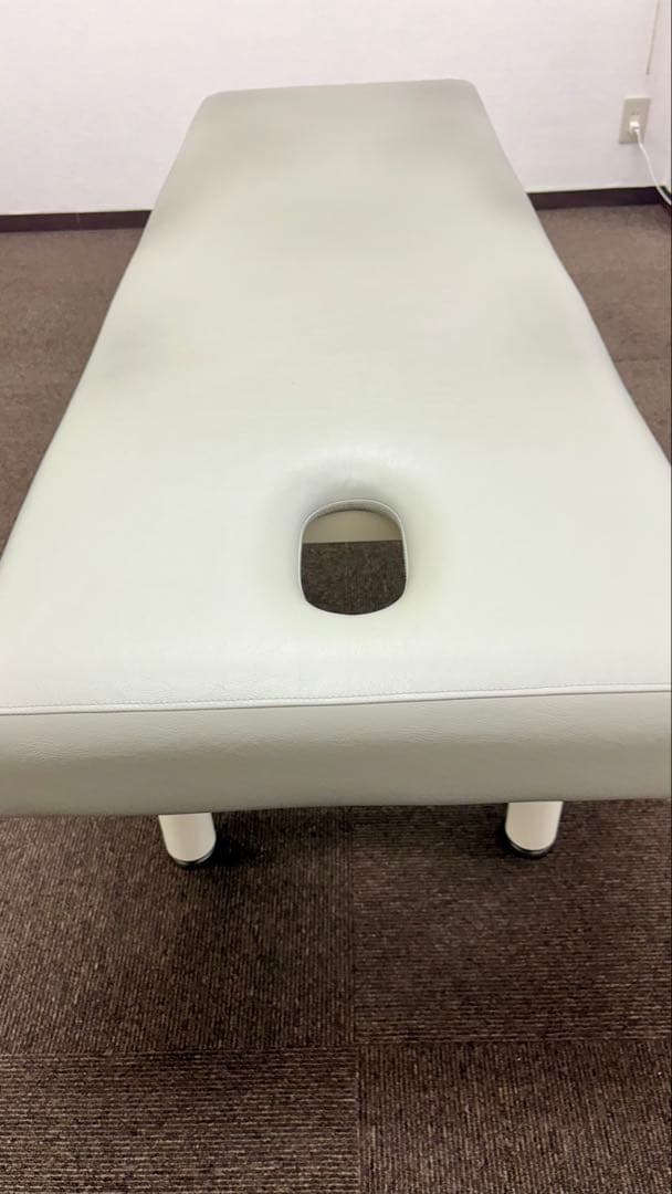 有孔　マッサージベッド