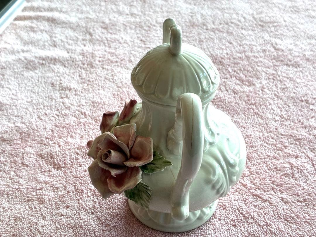 イタリアのカポディモンテ（Capodimonte）スタイルの陶器製