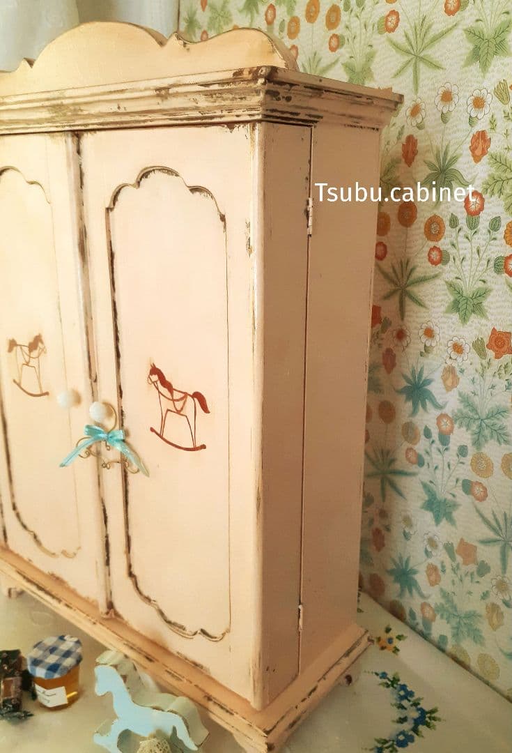 アンティーク・ヴィンテージ調　シャビー　箱扉のドールキャビネット