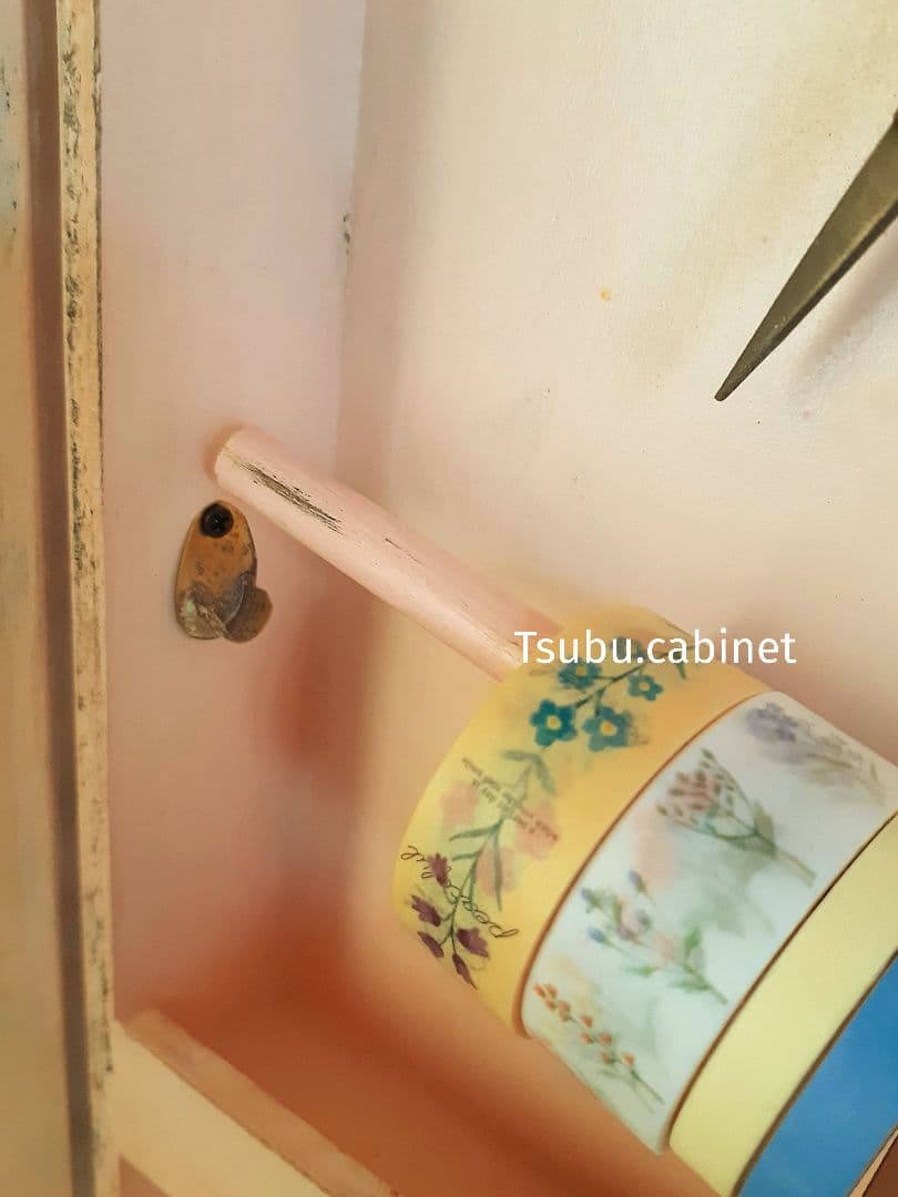 アンティーク・ヴィンテージ調　シャビー　箱扉のドールキャビネット