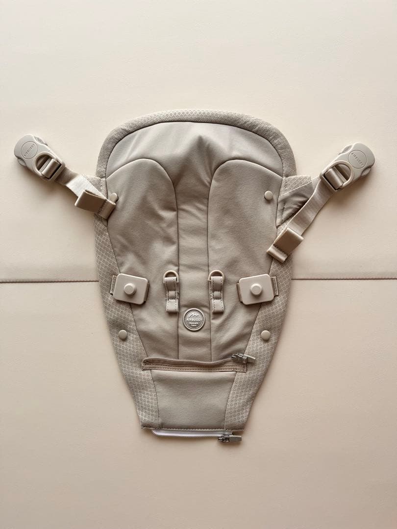 AIRBUGGY エアバギー　ベビーキャリア　抱っこ紐　サンドアッシュ