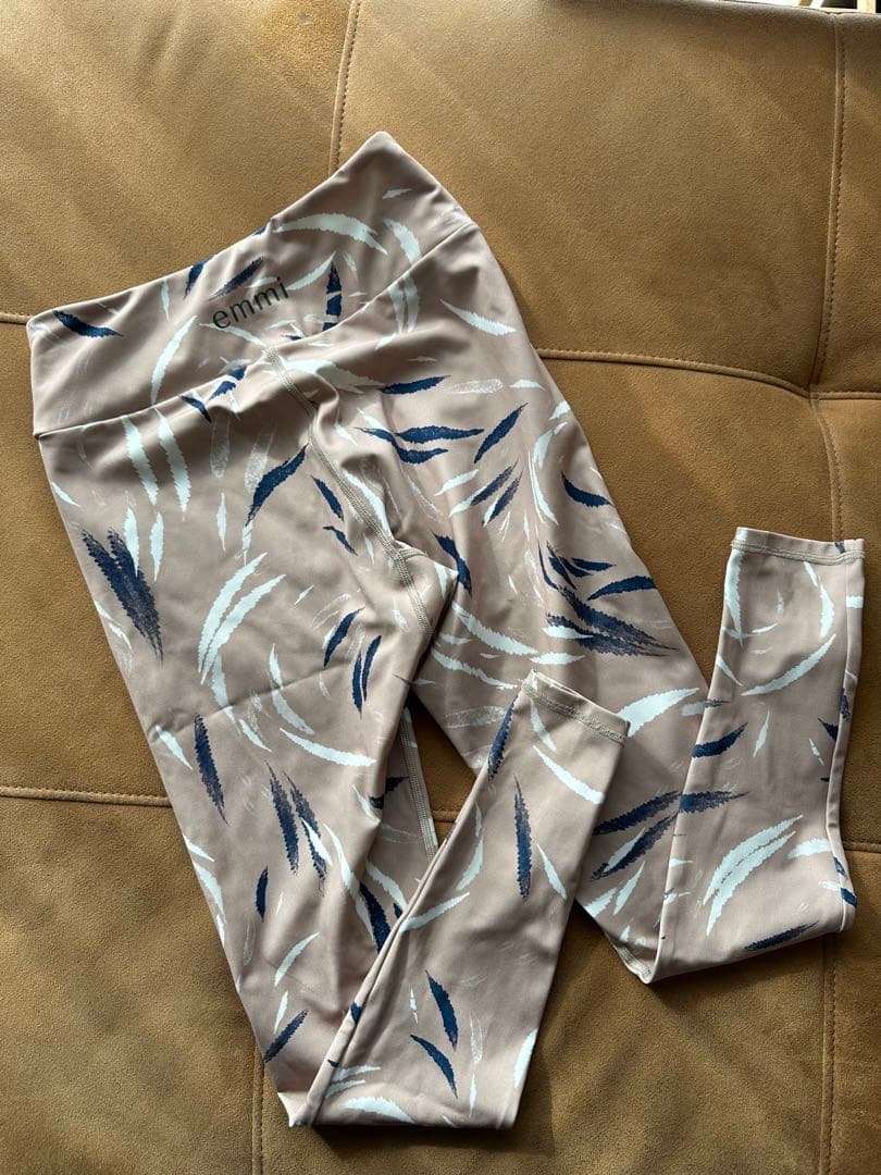 emmi yoga leaf柄ブラトップ＆レギンス