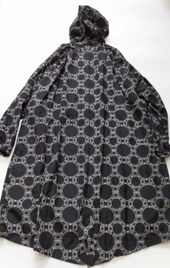美品 ヤンチェオンテンバール × サンヨーコート 総柄 ロングコート ブラック
