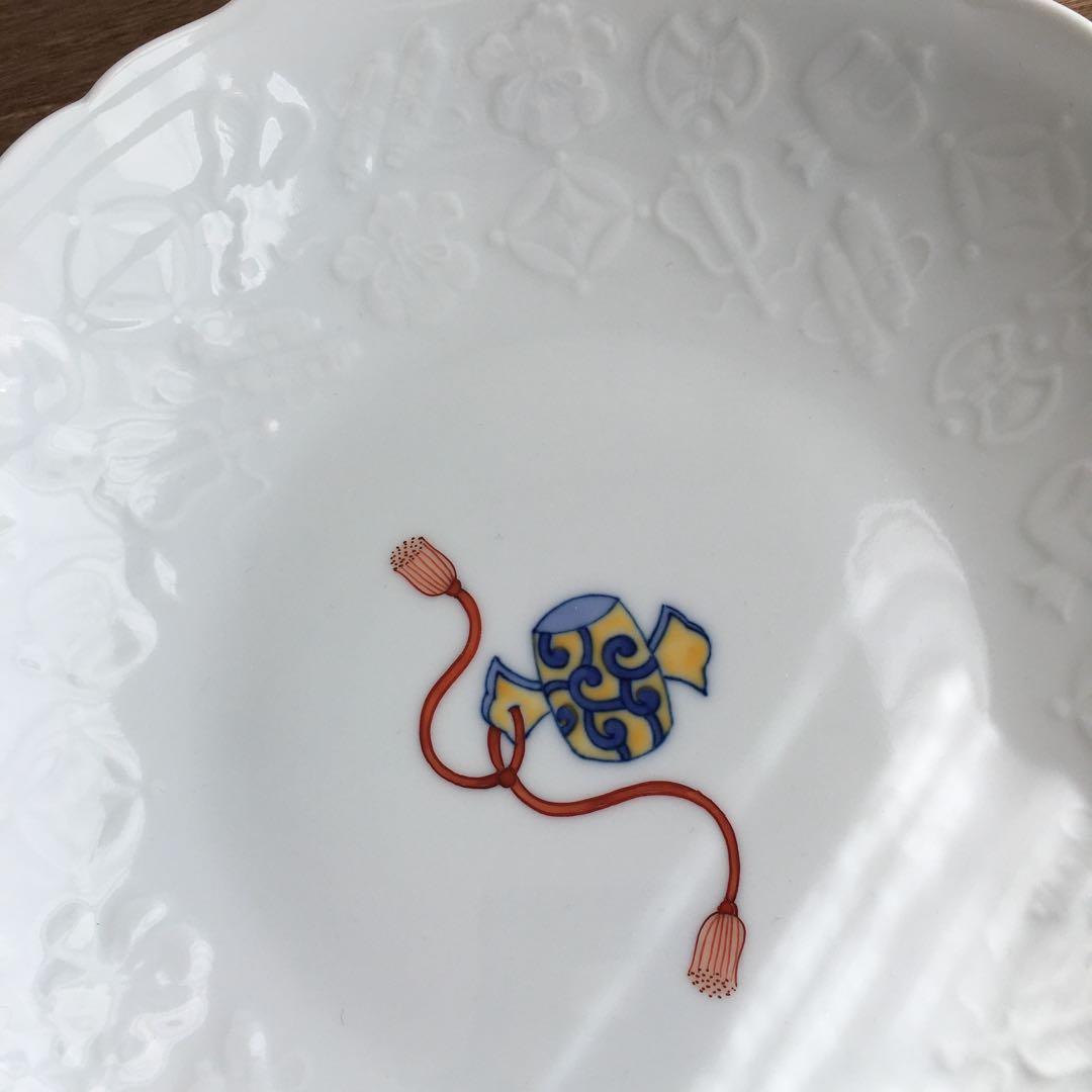 伊万里鍋島焼窯元 畑萬陶苑 ⁡宝尽くし文 彫7寸皿2種 小槌 宝袋 吉祥