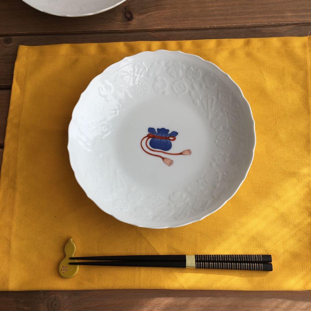 伊万里鍋島焼窯元 畑萬陶苑 ⁡宝尽くし文 彫7寸皿2種 小槌 宝袋 吉祥