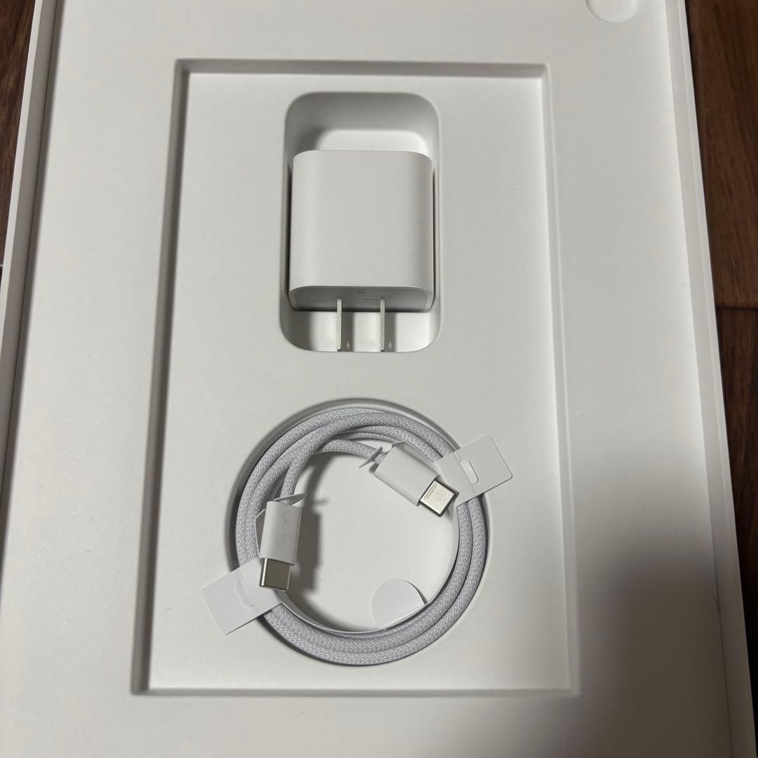 iPad11世代 シルバー 2025年モデル スタンド付き