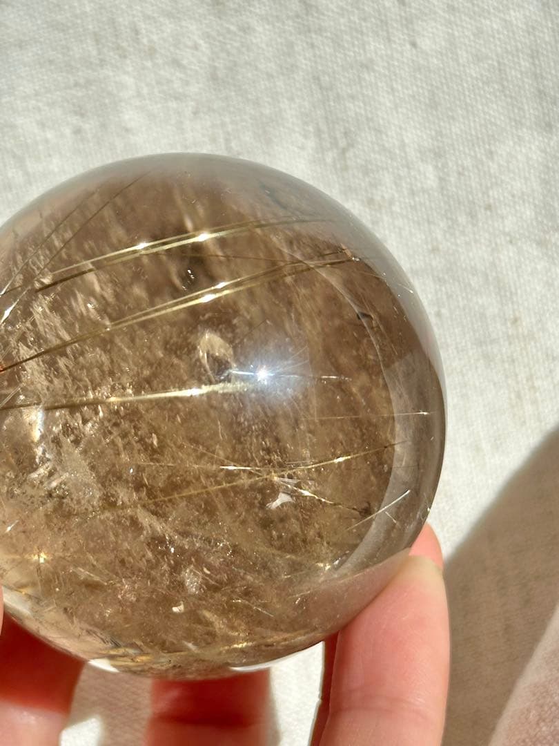 【スモーキー ゴールド ルチル クォーツ】 スフィア 丸玉 58mm 台座付き