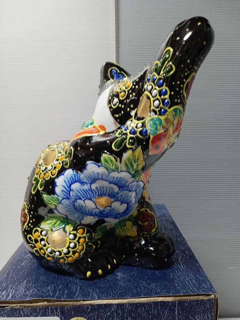 九谷焼 横座り 招き猫 5.5号 黒盛り 花と蝶