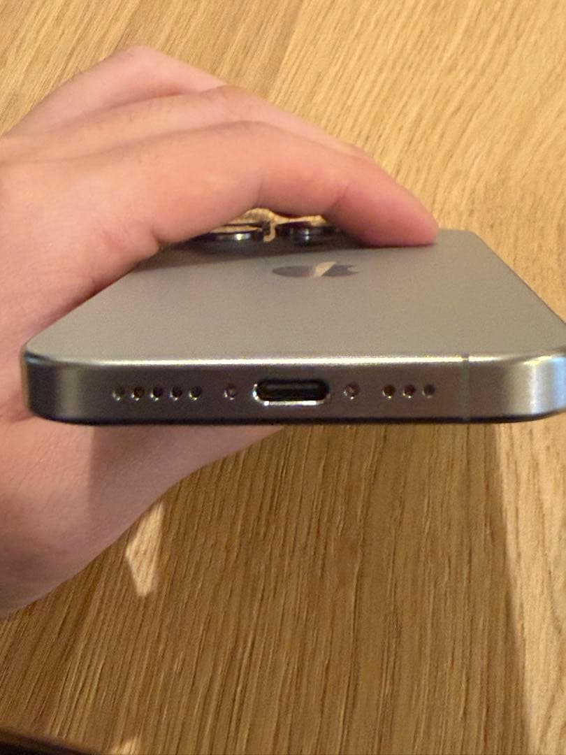 【美品・値下げ不可】iPhone 15 Pro ナチュラルチタニウム 本体