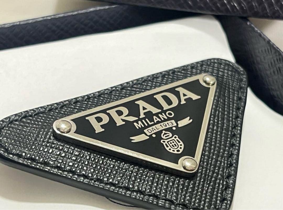 PRADA ブラックレザーブローチ