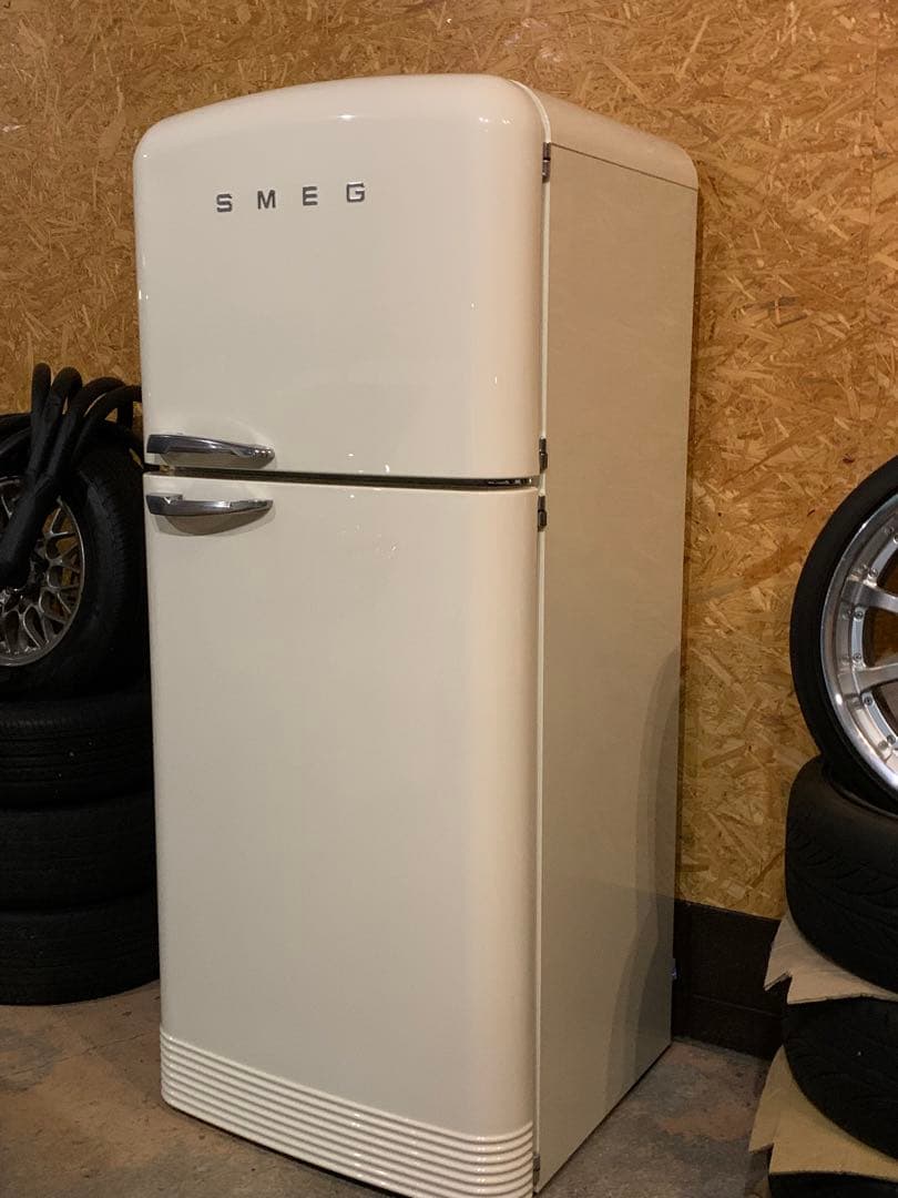 SMEG（スメッグ）社製冷凍冷蔵庫　クリーム 100V FAB50P 右開き