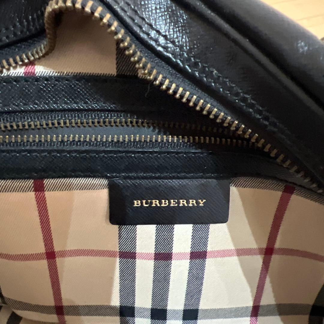 BURBERRY ブラックレザー ハンドバッグ