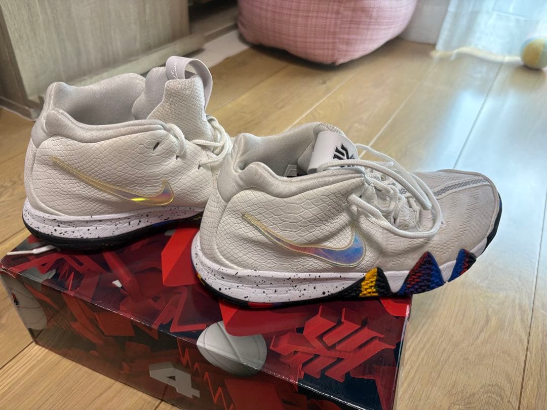 カイリー4 NCAA Nike Kyrie 4 ホワイト/マルチカラー